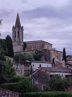 Sant Martí Vell ha rebut la família reial amb l'estelada i el logotip de la Coordinadora Antimonàrquica de les Comarques Gironines
