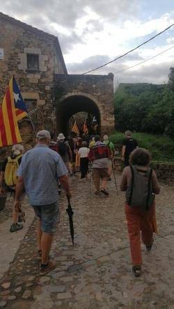 Manifestants a les 9 del matí ortint de Juià en direcció a Sant Martí Vell