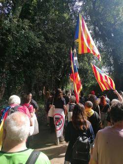 A les 10:45 la manifestació ha arribat a Sant Martí Vell on pooc després ha estat encapçulada i retinguda en un carrer lateral durant diverses hores.