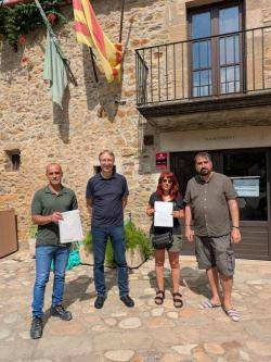Una representació de les entitats que han registrat el manifest (amb una desena de firmes d'entitats i partits) a l'ajuntament de Sant Martí Vell per declarar el municipi antimonàrquic.