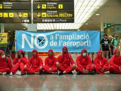 Línia vermella a la Terminal 1 contra l?ampliació de l?aeroport