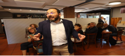 L'alcalde de Sant Martí Vell es pot veure al seu restaurant al fons a la dreta (Imatge extreta del web de la FPdGi)
