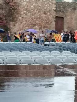 Protesta independentista contra l'actuació d'una banda militar de música al pati del Castell de Calonge.