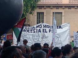Protestes contra el PSC, crits per Gaza i pregó alternatiu marquen l?inici de la Festa Major de Gràcia