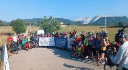 L?Ecomarxa fa aturada davant la muntanya de Sallent i en denuncia els impactes ambientals i sobre els drets humans
