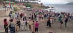 Unes 300 persones s'apleguen a la platja de la Farella per defensar lúltima pineda litoral de Llançà