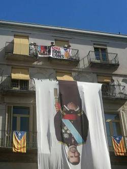 Al matí s'ha penjat una gran pancarta de Felip VI cap per avall davant de l'ajuntament de Girona