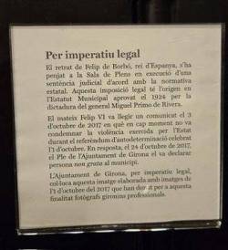 El retrat de Felip VI s'acompanya d'un plafó, on s'explica que la imatge del monarca espanyol s'ha penjat per "imperatiu legal".