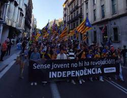 El jovent torna a sortir al carrer per recordar que l1 dOctubre és viu