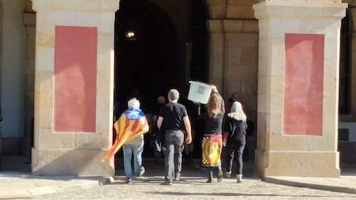 La Columna 27 d'Octubre arriba al Parlament per reivindicar la Declaració d'Independència