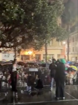 Milers de persones recorren lHorta Sud amb torxes en homenatge a les 229 víctimes