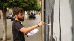 Alberto Montes, pintant el mural veïnal a la façana de l'IE Tramuntana. Foto: Favb Alberto Montes, pintant el mural veïnal a la façana de l'IE Tramuntana. Foto: Favb