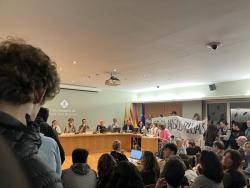 La pressió veïnal força la suspensió del Ple de Sant Just Desvern per la negativa de lalcalde a posicionar-se sobre la violència policial