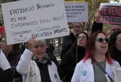 Infermeres i auxiliars es manifesten a Barcelona per exigir millores laborals i denunciar la sobrecàrrega assistencial