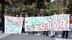 Ve&iuml;ns tallen la carretera del Carmel contra la turistificaci&oacute; del Park G&uuml;ell