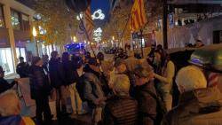 La Coordinadora Antimonàrquica de les Comarques Gironines ha convocat una protesta davant ledifici, denunciant tant la presència del president Salvador Illa com la implicació del PSC (10/12/2025)