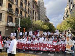 Gairebé un miler de metges es mobilitzen a Barcelona per reclamar millores laborals i un estatut propi