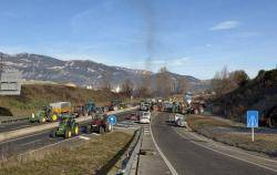 Els pagesos aixequen els talls despr&eacute;s d�una reuni&oacute; amb Illa i dona un vot de confian&ccedil;a al Govern