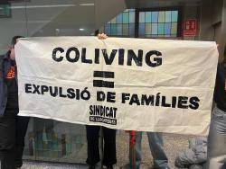 Mig centenar de persones es planten a les oficines de Vandor per exigir la renovaci&oacute; dels contractes i denunciar lloguers il&middot;legals