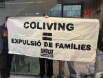 Mig centenar de persones es planten a les oficines de Vandor per exigir la renovaci&oacute; dels contractes i denunciar lloguers il&middot;legals