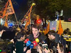 Centenars de persones protesten davant la seu de Junts a Barcelona contra la caiguda de la morat&ograve;ria de desnonaments