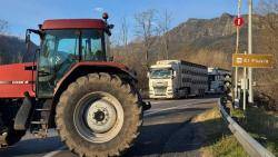 Salvem les Valls, Garrotxa Viva i Uni&oacute; de Pagesos tallen els accessos a Bracons per rebutjar el tra&ccedil;at de la variant