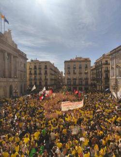 La vaga docent arrenca amb talls viaris, mobilitzacions a Barcelona i una setmana de protestes fins divendres