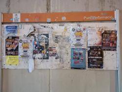 La CUP denuncia el deteriorament de les cartelleres municipals a Molins de Rei