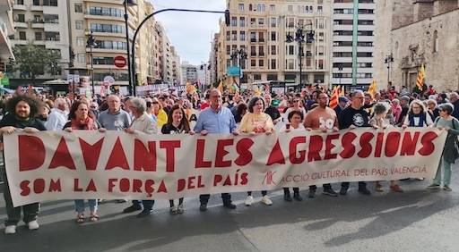 Val&egrave;ncia omple els carrers pel 25 d'Abril contra les agressions a la llengua i al pa&iacute;s