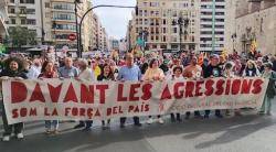 Val&egrave;ncia omple els carrers pel 25 d'Abril contra les agressions a la llengua i al pa&iacute;s