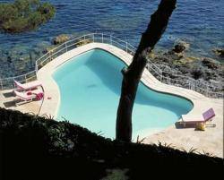 Dues d&egrave;cades de litigi i lluita popular acaben amb l�enderroc de la piscina il&middot;legal de Pedro J.