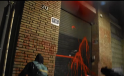 La seu de Vox a Barcelona apareix pintada en resposta a les amenaces contra el SEPC