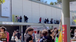 El SEPC repinta el mural hist&ograve;ric a la UAB malgrat les pressions i amenaces