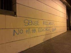 Una vintena d?instituts de Barcelona apareixen amb els panys bloquejats en suport a la vaga estudiantil