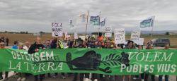 Un centenar de persones talla la C-53 a Bellcaire contra la planta de biog&agrave;s de la Sentiu