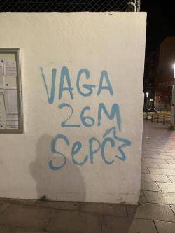Una vintena d?instituts de Barcelona apareixen amb els panys bloquejats en suport a la vaga estudiantil