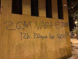 Una vintena d�instituts de Barcelona apareixen amb els panys bloquejats en suport a la vaga estudiantil