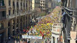 La marxa, tenyida de groc, ha avan&ccedil;at entre crits de "Lluitant tamb&eacute; estem educant", "Menys mossos, m&eacute;s recursos"