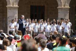 M&eacute;s de 800 infants de nou centres educatius han cantat plegats La Balanguera al Pati de la Miseric&ograve;rdia