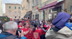 La Flama arriba a l�Alguer i culmina el pas del Correllengua per les terres del �bon dia�