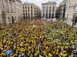 Els docents tornen als carrers i desafien Educaci&oacute; en una vaga marcada per les infiltracions policials