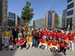 La Flama del Correllengua Agermanat arriba a Brussel&middot;les per reclamar l�oficialitat del catal&agrave; a Europa