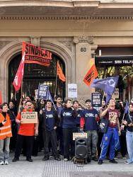 Una fam&iacute;lia amb tres menors &eacute;s desnonada a l�Eixample de Barcelona enmig d�un ampli dispositiu dels Mossos