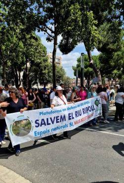 Prop de 3.000 persones es manifesten a Sabadell per defensar el riu Ripoll i rebutjar el projecte urban&iacute;stic de l'MPG-132
