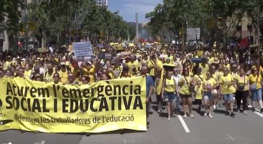 Milers de docents, fam&iacute;lies i estudiants omplen Barcelona per exigir un gran acord per l'educaci&oacute; p&uacute;blica