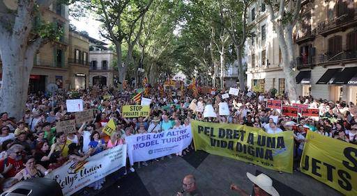 Menys turisme, m&eacute;s vida crida a &laquo;col&middot;lapsar&raquo; Palma en la manifestaci&oacute; contra la massificaci&oacute; tur&iacute;stica del 26 de juliol (arxiu)