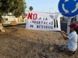 La Plataforma contra la importaci&oacute; de residus protesta per l'arribada dels primers camions d'Eivissa a Son Reus (GOB Mallorca)