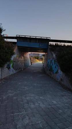 El pas inferior continua completament a les fosques i que encara hi ha diversos fanals fora de servei.