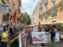 Unes 200 persones rebutgen a Figueres el &laquo;c&ograve;ctel de macroprojectes&raquo; que amena&ccedil;a l'Empord&agrave;