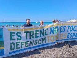 Milers de persones formen una cadena humana a Es Trenc contra la desprotecci&oacute; dels espais naturals